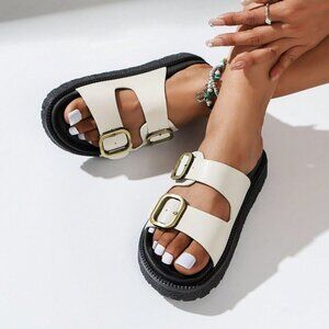 Fashionable Women's casual buckled detailed Sandals
